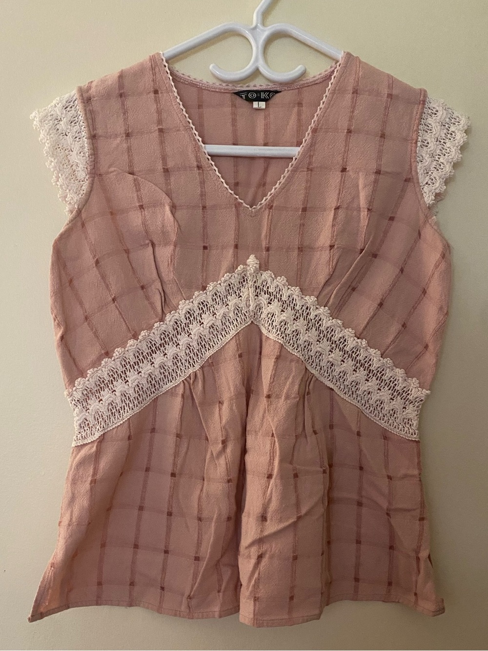 pink top